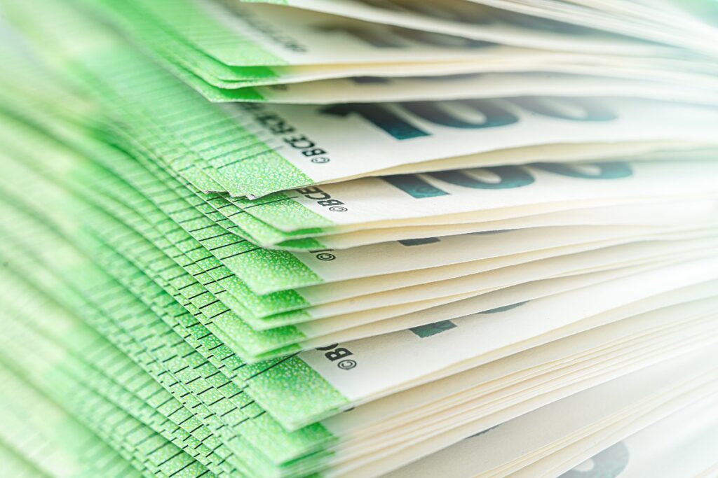 Nahaufnahme gestapelter 100-Euro-Scheine, die den finanziellen Aspekt von Geldwäsche und Wirtschaftskriminalität symbolisieren.