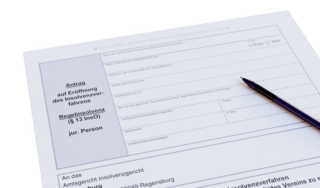 Ein Antrag auf Eröffnung des Insolvenzverfahrens mit einem Stift, der für den rechtlichen Prozess der Unternehmensinsolvenz steht.