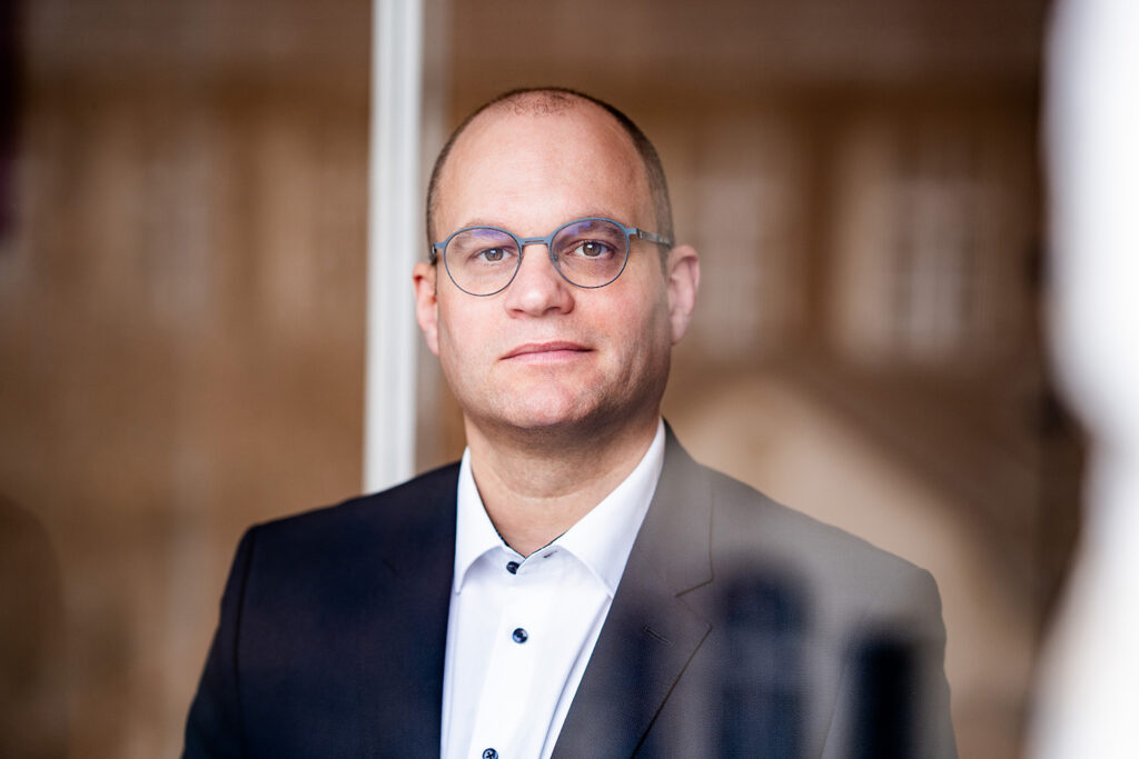 Dr. Book – Anwalt für Insolvenzverschleppung in Berlin, spezialisiert auf Verteidigung und Beratung für Geschäftsführer und Unternehmer.