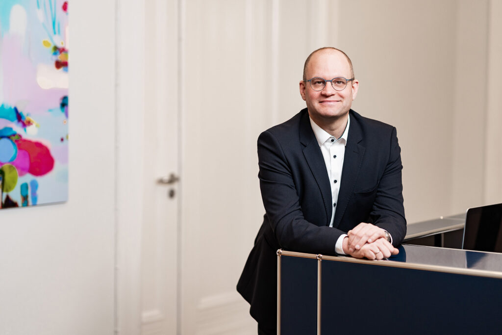Dr. Jan Philipp Book, Fachanwalt für Strafrecht in Berlin, spezialisiert auf Wirtschaftsstrafrecht, in seiner Kanzlei.